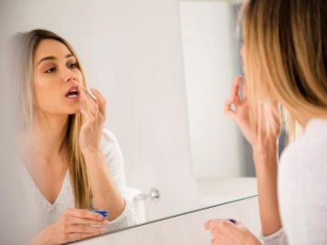 Cấp cứu đôi môi nứt nẻ mùa hanh khô