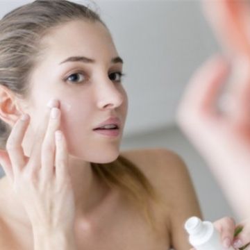 Tại sao thoa kem dưỡng ẩm khiến da đổ dầu nổi mụn?