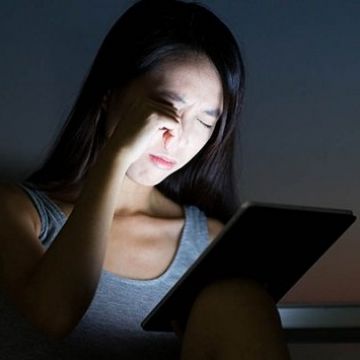 Lưu ngay những tips quan trọng giúp bảo vệ làn da trước ánh sáng xanh từ điện thoại, tivi