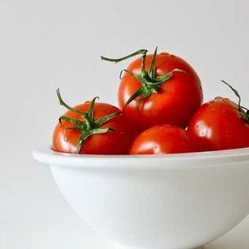 Dùng cà chua chăm sóc da hàng tuần bạn sẽ thấy hiệu quả bất ngờ