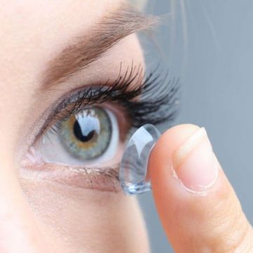 Hỏng mắt vì sử dụng kính áp tròng sai cách