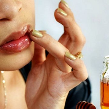 Hết ngay thâm môi trong 1 tuần dùng mật ong