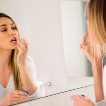 Cấp cứu đôi môi nứt nẻ mùa hanh khô
