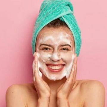 Cô dâu không cần đến tiệm chăm sóc da vì đã có... spa tại nhà