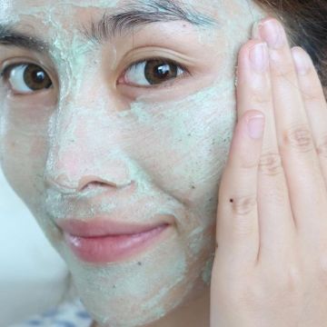 Dùng các sản phẩm tẩy da chết vật lý sẽ gây mài mòn da, nhanh lão hóa