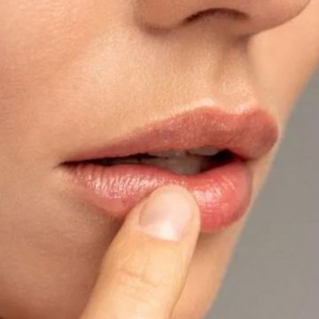 Chăm sóc đôi môi nứt nẻ ngày lạnh