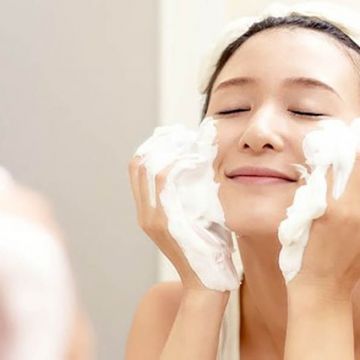 Có nên dùng sữa rửa mặt vào buổi sáng?