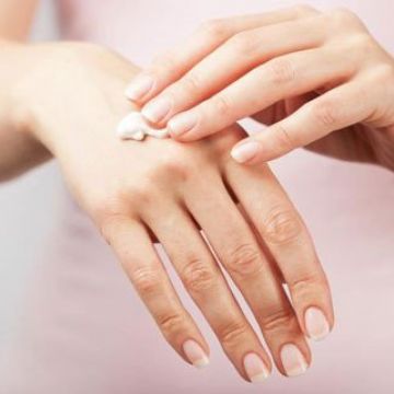 Da đen sẵn có cần bôi kem chống nắng?