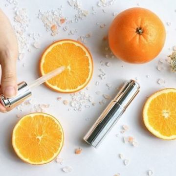 Tại sao vitamin C lại có trong các sản phẩm chăm sóc da?