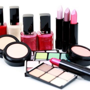 Có chất gì trong mỹ phẩm, đồ trang điểm của bạn?