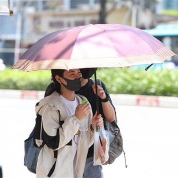 Che ô không có tác dụng tránh tia UV