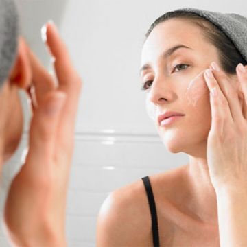 Dùng kem dưỡng ẩm sai cách để da không bị ảnh hưởng