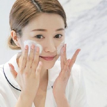 Da nhạy cảm nên rửa mặt như thế nào cho đúng?