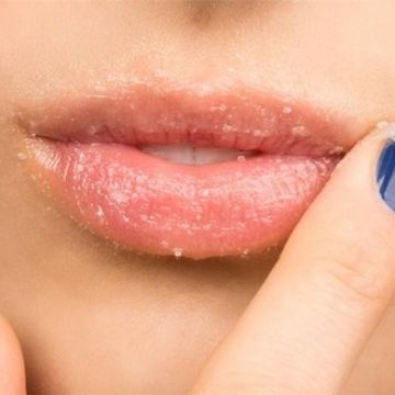 Môi thâm xì vì thói quen không ngờ tới