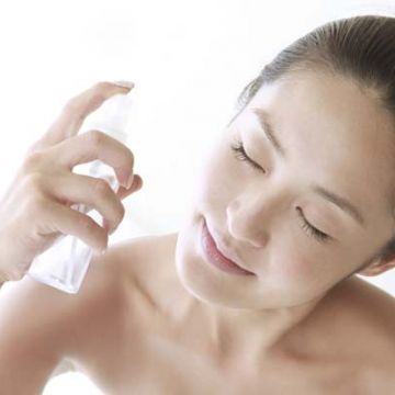 Tác dụng không ngờ của xịt khoáng trong ngày nóng