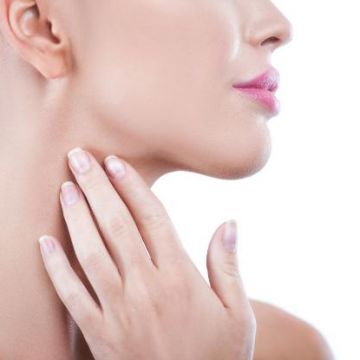 Thực hiện điều này mỗi ngày giúp 'đánh bay' các vết nhăn trên cổ và mặt