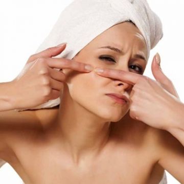 Trị sẹo mụn hiệu quả bằng trà xanh và cà rốt