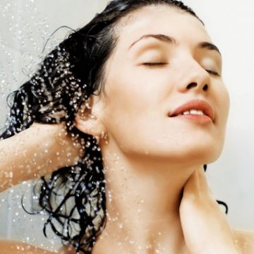 Khi tắm đừng mắc 3 sai lầm này kẻo tổn thương da